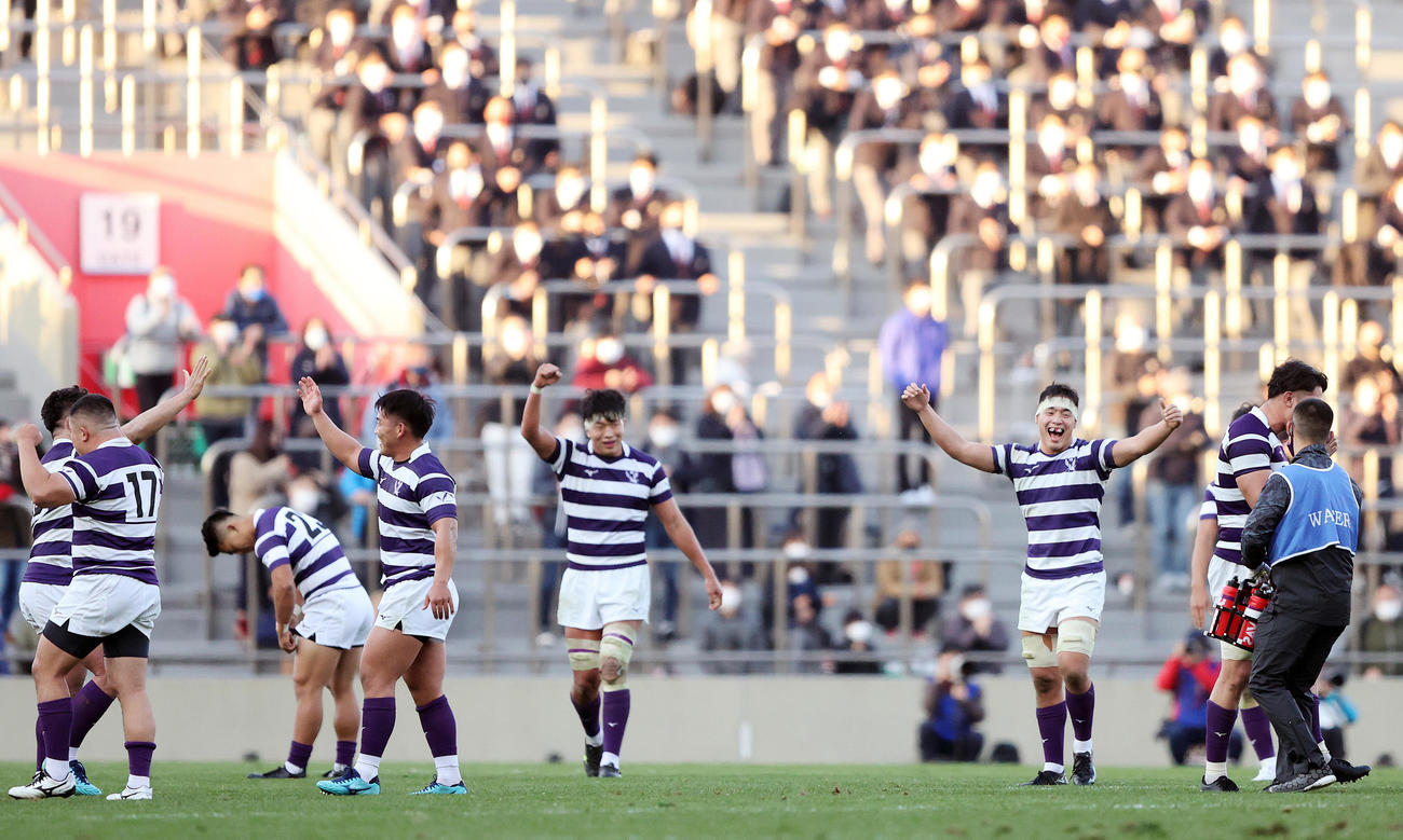 早大対明大　2季連続18度目の優勝を飾り喜ぶ明大の選手たち（撮影・野上伸悟）