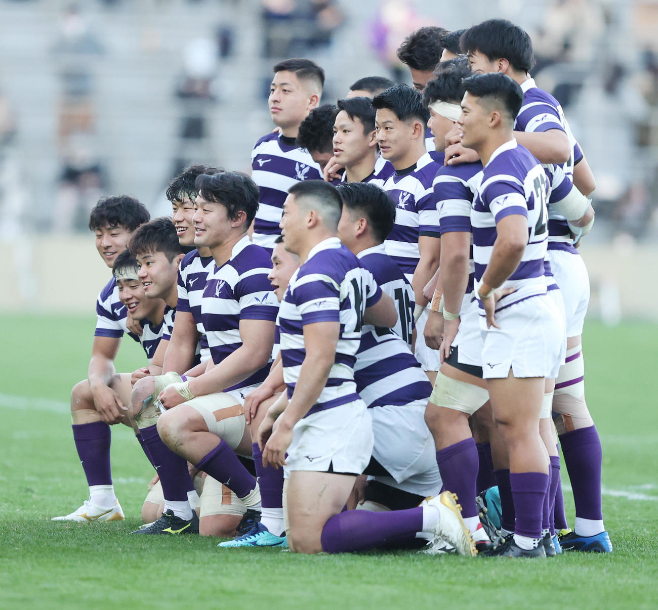 早大対明大　2季連続18度目の優勝を飾り、記念撮影する箸本主将（前列中央）ら明大の選手たち（撮影・野上伸悟）