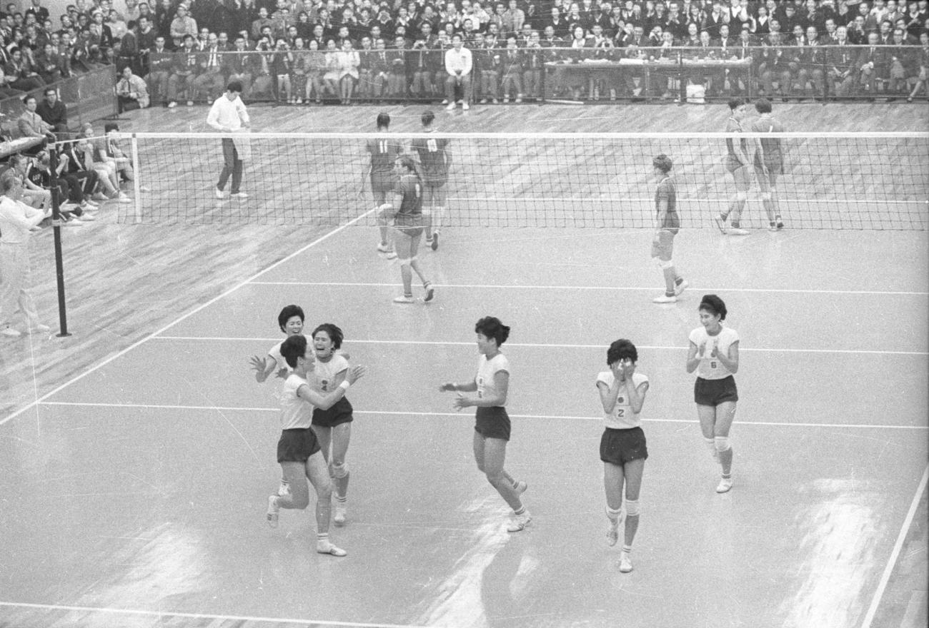 64年東京五輪でソ連を破り金メダルが決まった瞬間、泣き出す選手。一番左が谷田絹子さん