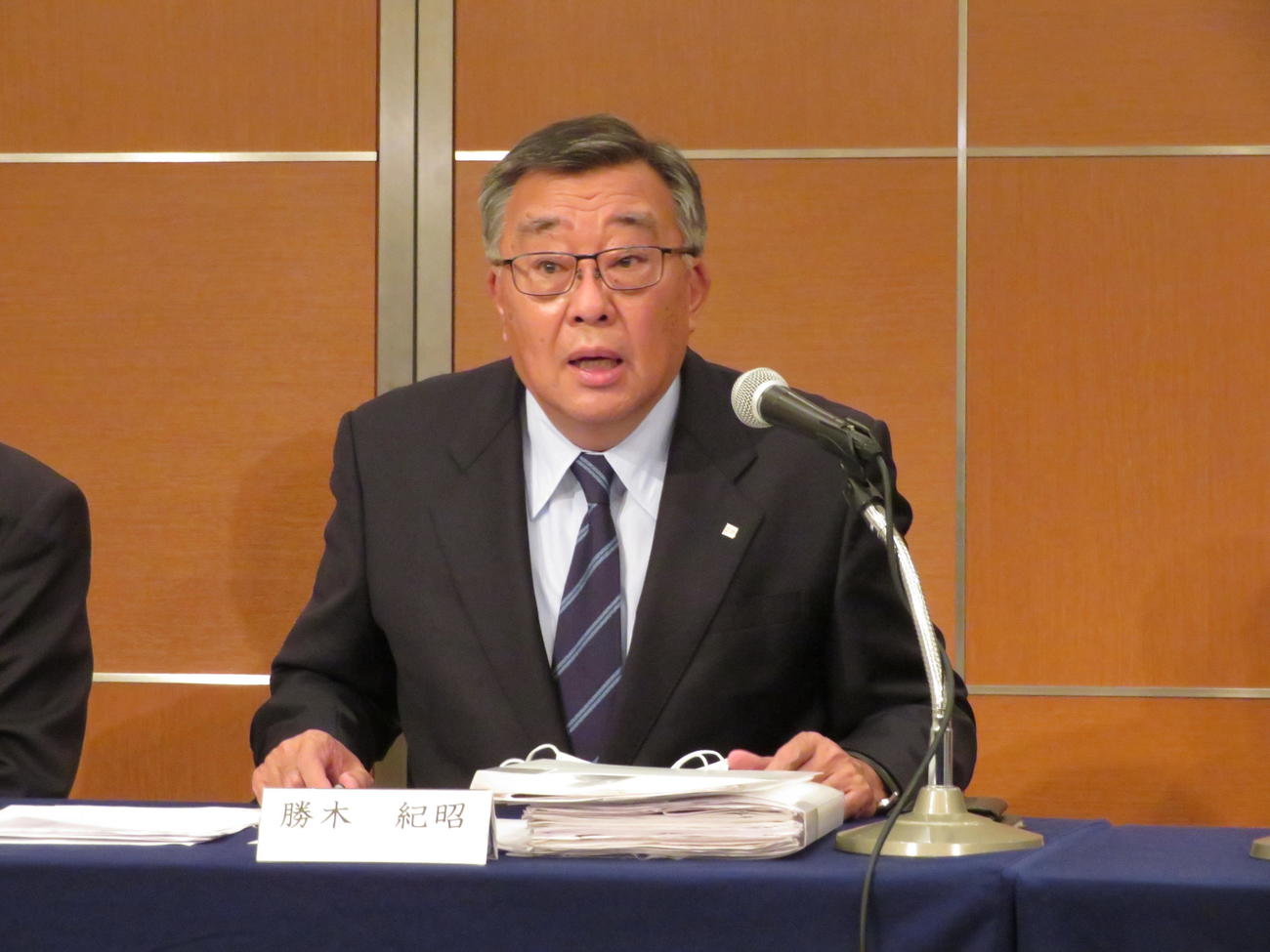 会見する勝木紀昭新会長（撮影・小堀泰男）