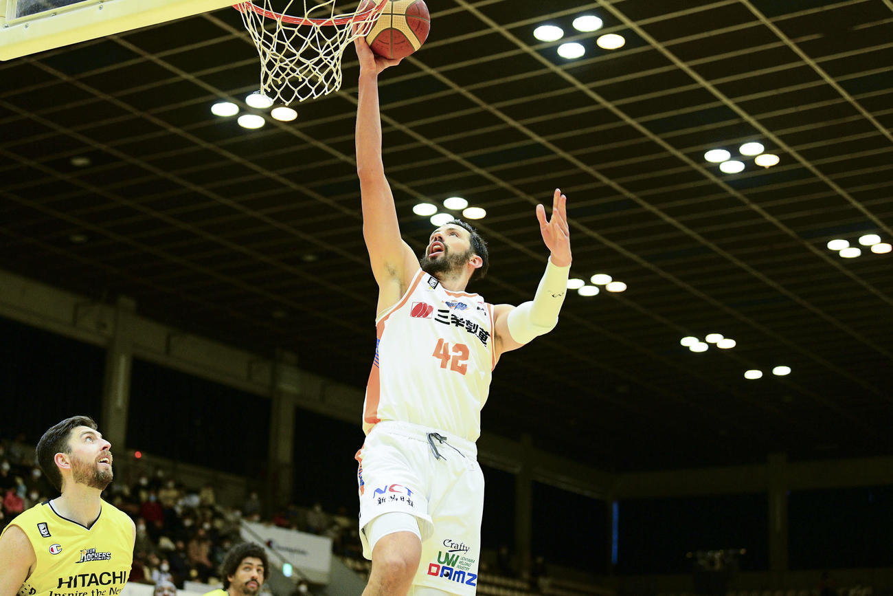 第3Q、新潟ウォッシュバーンがシュートを決める。この試合、チーム最多の23得点（C）B．LEAGUE
