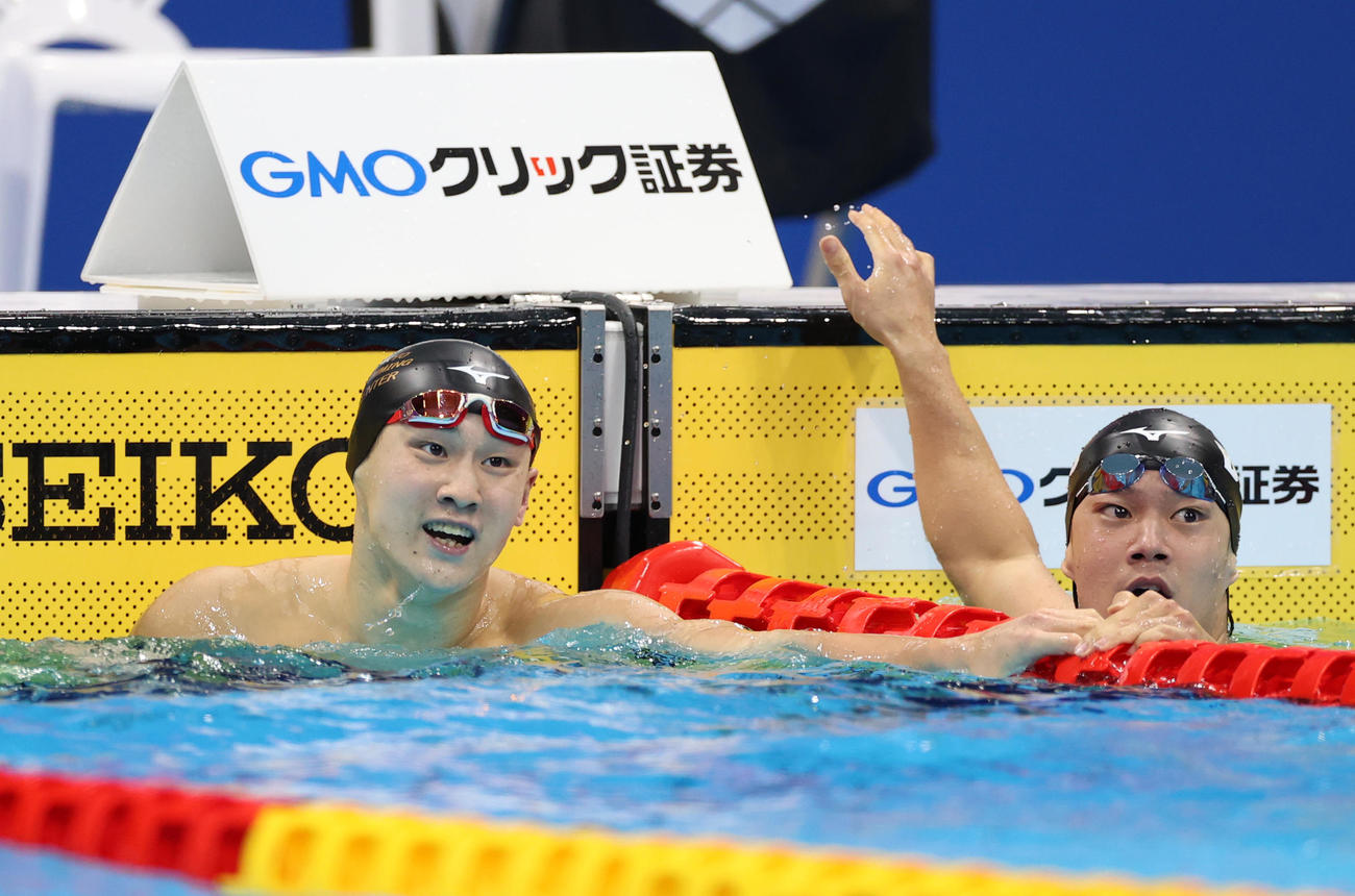 男子200メートル平泳ぎ決勝で渡辺一平に敗れ2位となり苦笑いの佐藤（左）。右は3位の武良（撮影・河野匠）