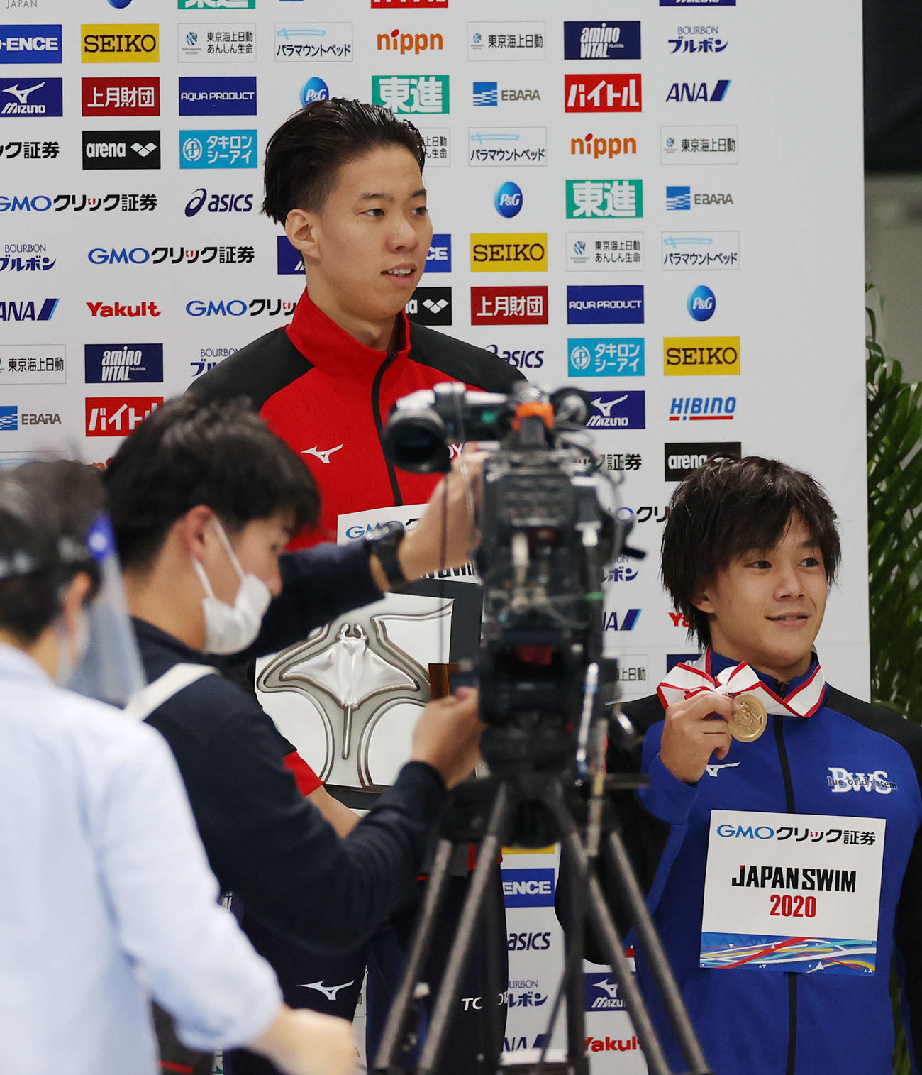 男子200メートル平泳ぎで優勝し記念撮影に納まる渡辺（中央）。右は3位の武良（撮影・河野匠）