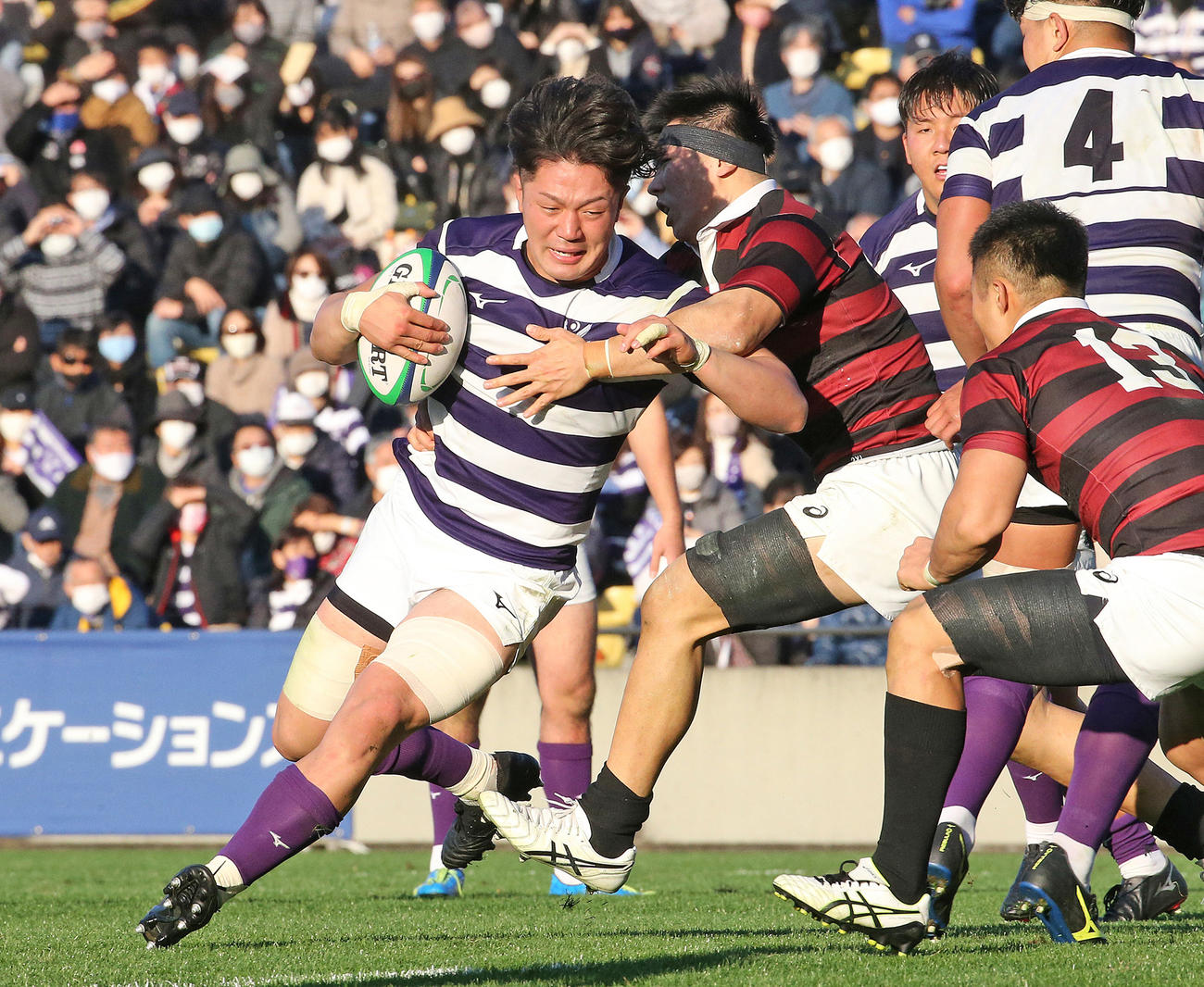 後半、タックルを受けながらも突進する明大NO8箸本（撮影・野上伸悟）