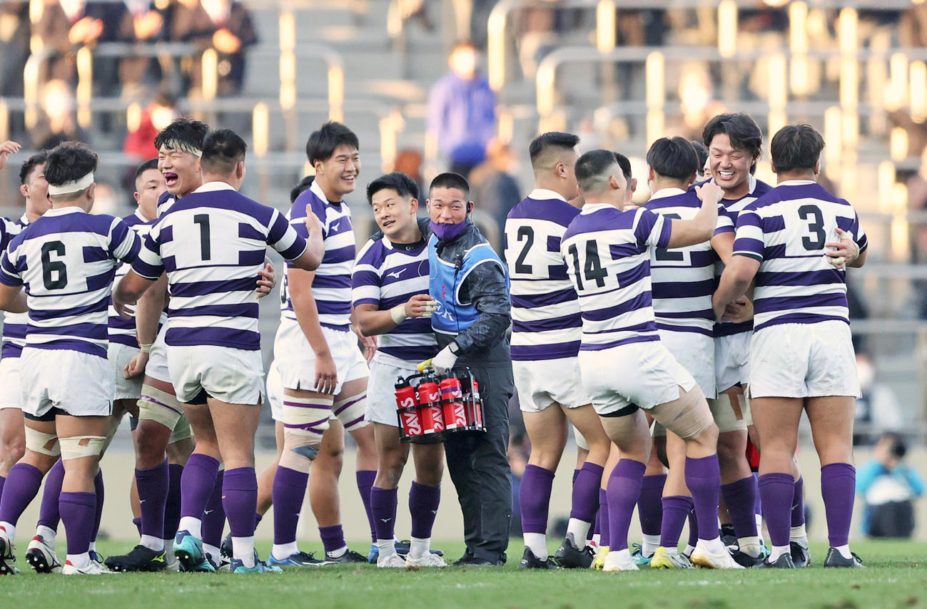 2季連続18度目の優勝を飾り喜ぶNO8箸本主将（右から2人目）ら明大の選手たち（撮影・野上伸悟）