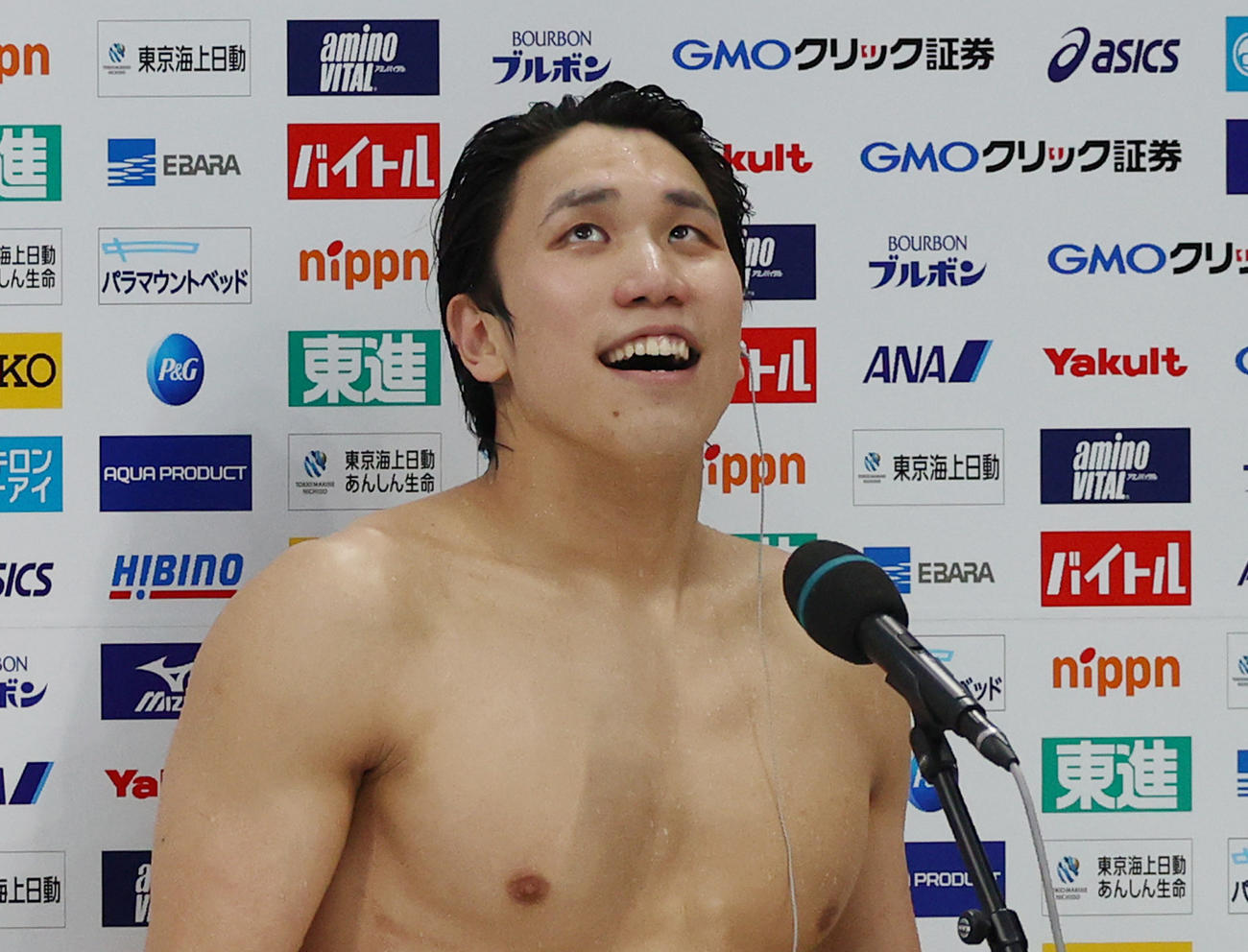 男子100メートルバタフライで優勝しインタビューで笑みを浮かべる松元（撮影・河野匠）