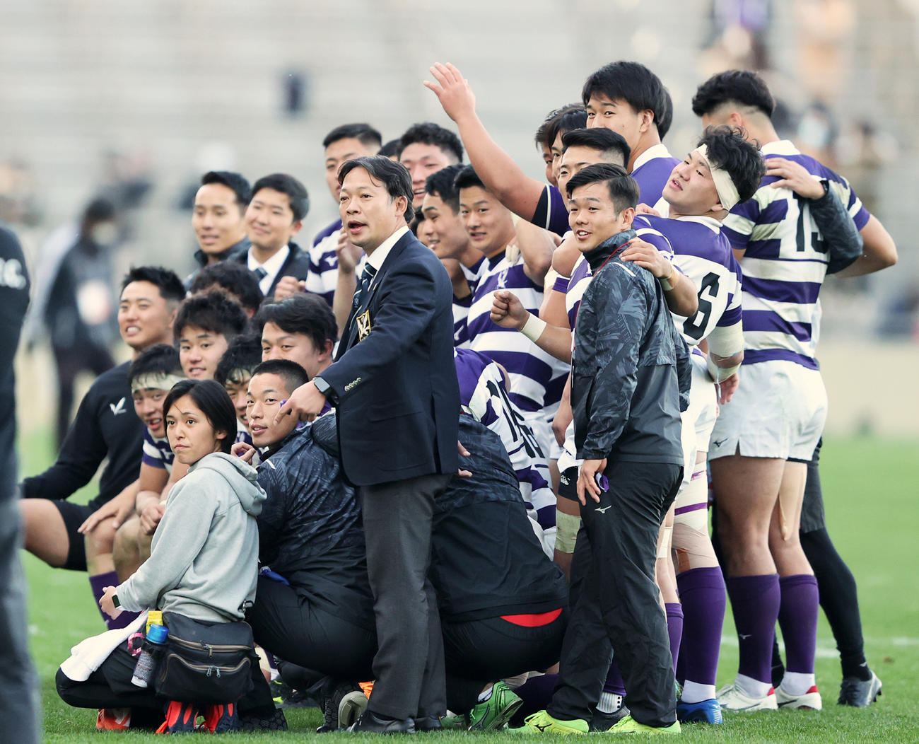 対抗戦2季連続18度目の優勝を飾り記念撮影する明大の選手たち。中央は田中監督（撮影・野上伸悟）