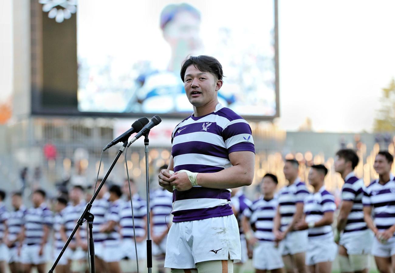 関東大学ラグビー対抗戦で2季連続18度目の優勝を決め、インタビューを受ける明大・箸本主将（オフィシャル提供）