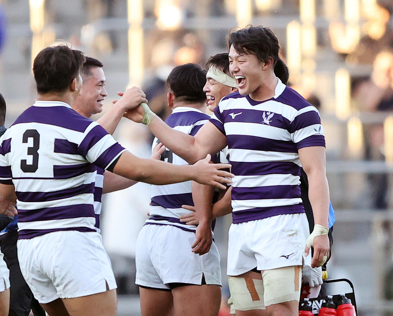 早大対明大　優勝し仲間と喜び合う明大NO8箸本（撮影・野上伸悟）