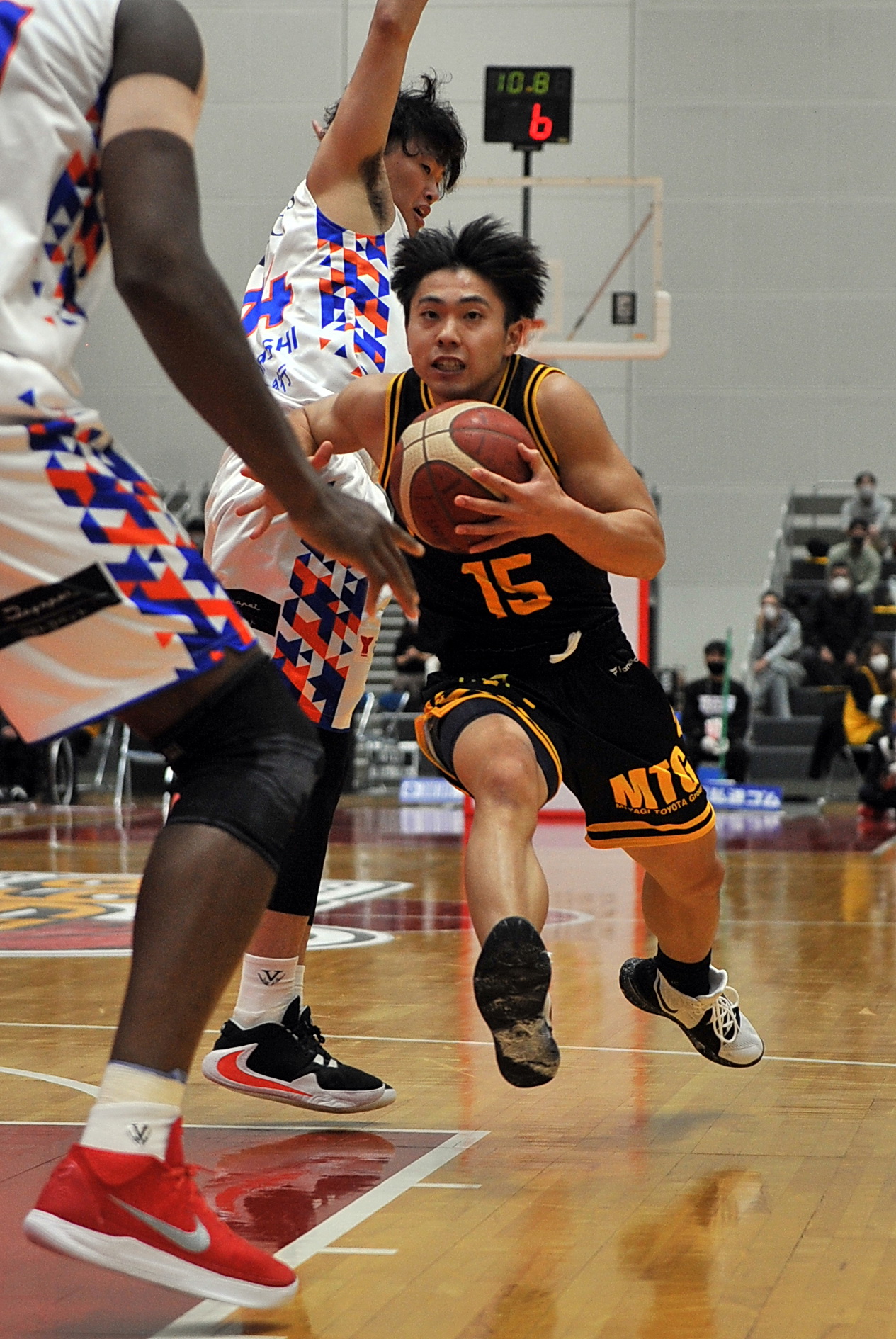 仙台対茨城　第3Q終盤、仙台渡辺（右）が相手デフェンスをかわしてリング下に切り込む（撮影・佐々木雄高）