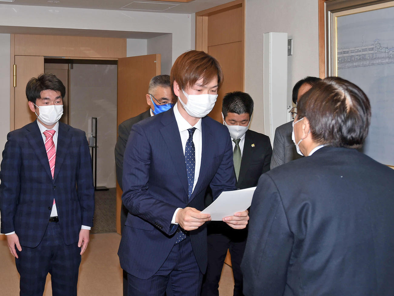 三村知事（右）に支援の要望書を提出する青森スポーツ団体の出席者たち（撮影・相沢孔志）