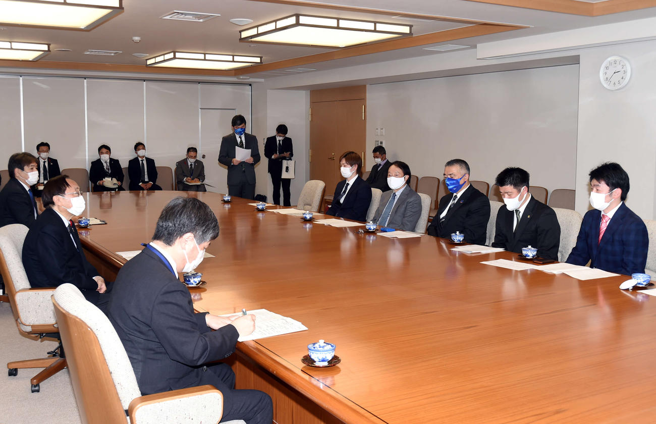 三村知事に要望書提出の理由を説明する青森県内のトップスポーツチームの代表者たち（右）（撮影・相沢孔志）