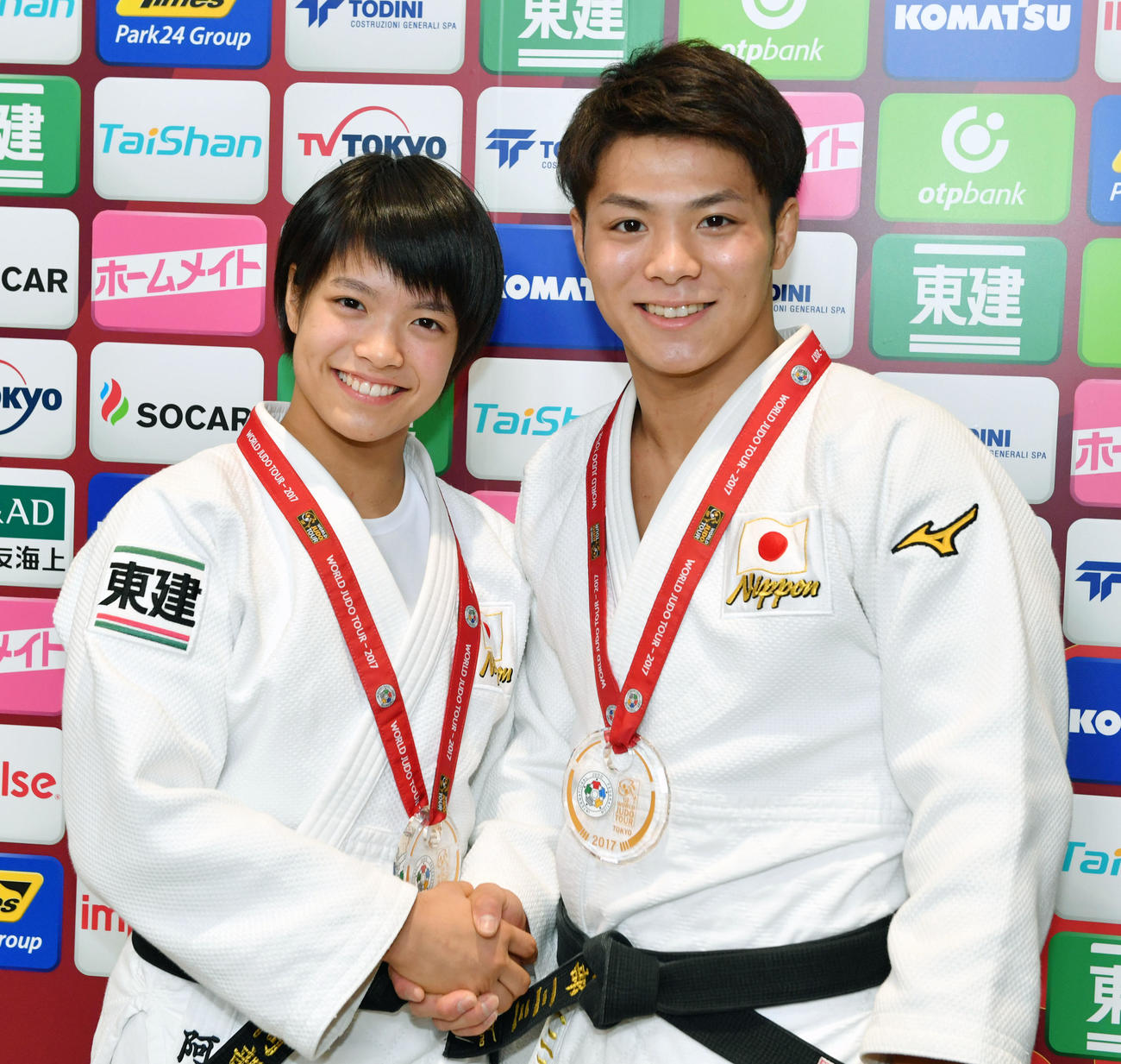 柔道グランドスラム東京大会　兄妹で優勝を決めた阿部一二三（右）と阿部詩は笑顔で握手する（2017年12月2日撮影）