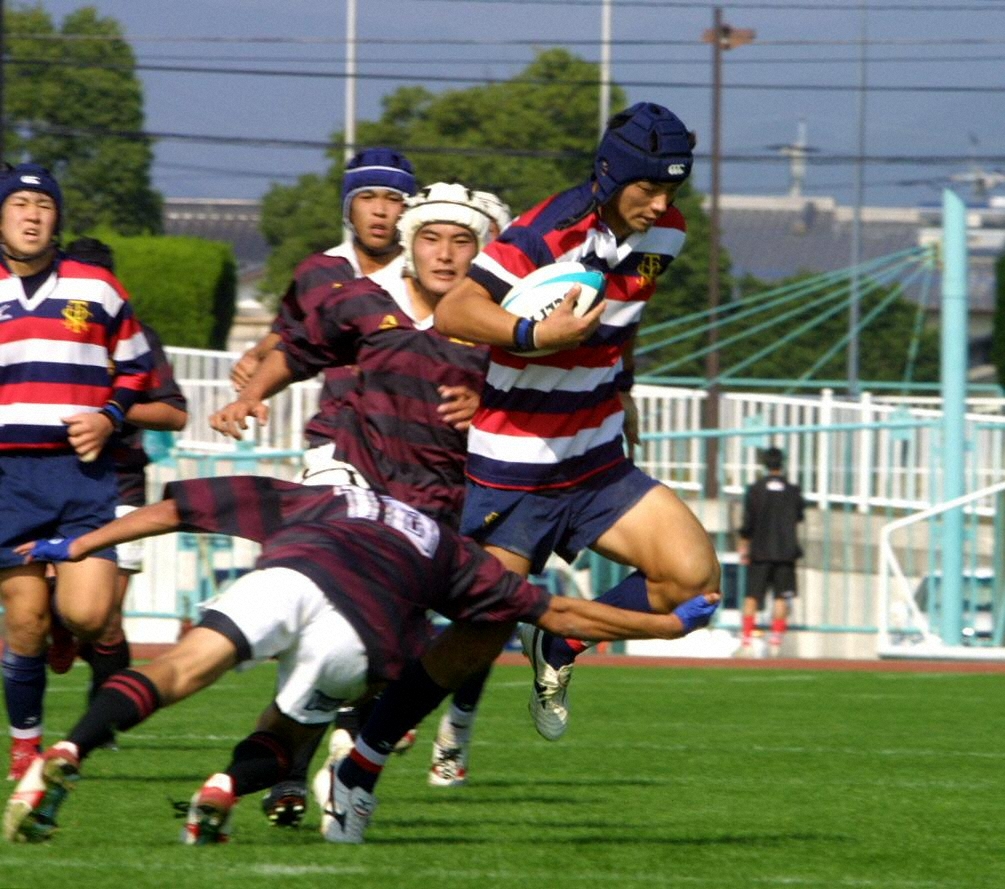 全国高校ラグビー　佐賀工対鳥栖工　前半26分　佐賀工FB五郎丸歩は相手のタックルをすり抜けトライを決める（2003年11月16日撮影）