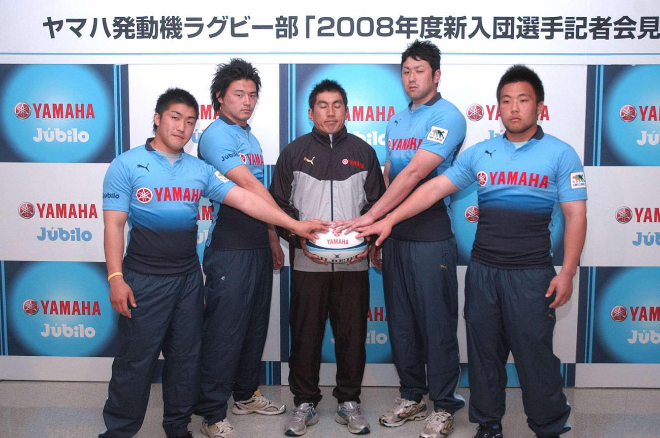 社会人ラグビーヤマハ発動機新入団選手会見　即戦力として活躍が期待されるヤマハ発動機の選手たちは堀川隆延監督を中心に円陣を組む。右からプロップ朴誠球、ロック西直紀、1人置いてFB五郎丸歩、WTB中園真司　（2008年4月2日撮影）