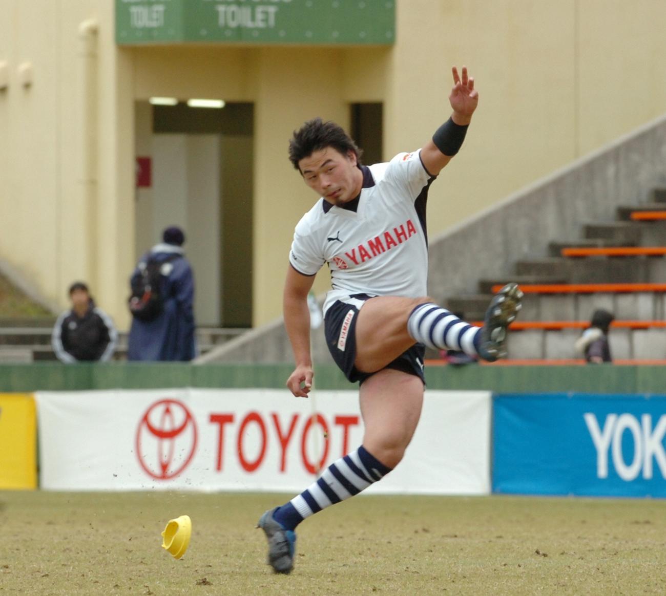 トップリーグ　福岡サニックス対ヤマハ発動機　後半38分、勝利を決定づける15メートルのPGを決めるヤマハ発動機FB五郎丸歩（2009年1月4日撮影）