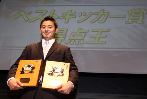 トップリーグ年間表彰式　ベストキッカー賞と得点王に輝いた五郎丸歩は、2つの表彰盾を手に笑顔を見せる（2012年2月27日）
