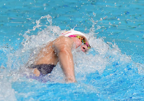 8月、東京都特別水泳大会の女子50メートル自由形で力泳する池江