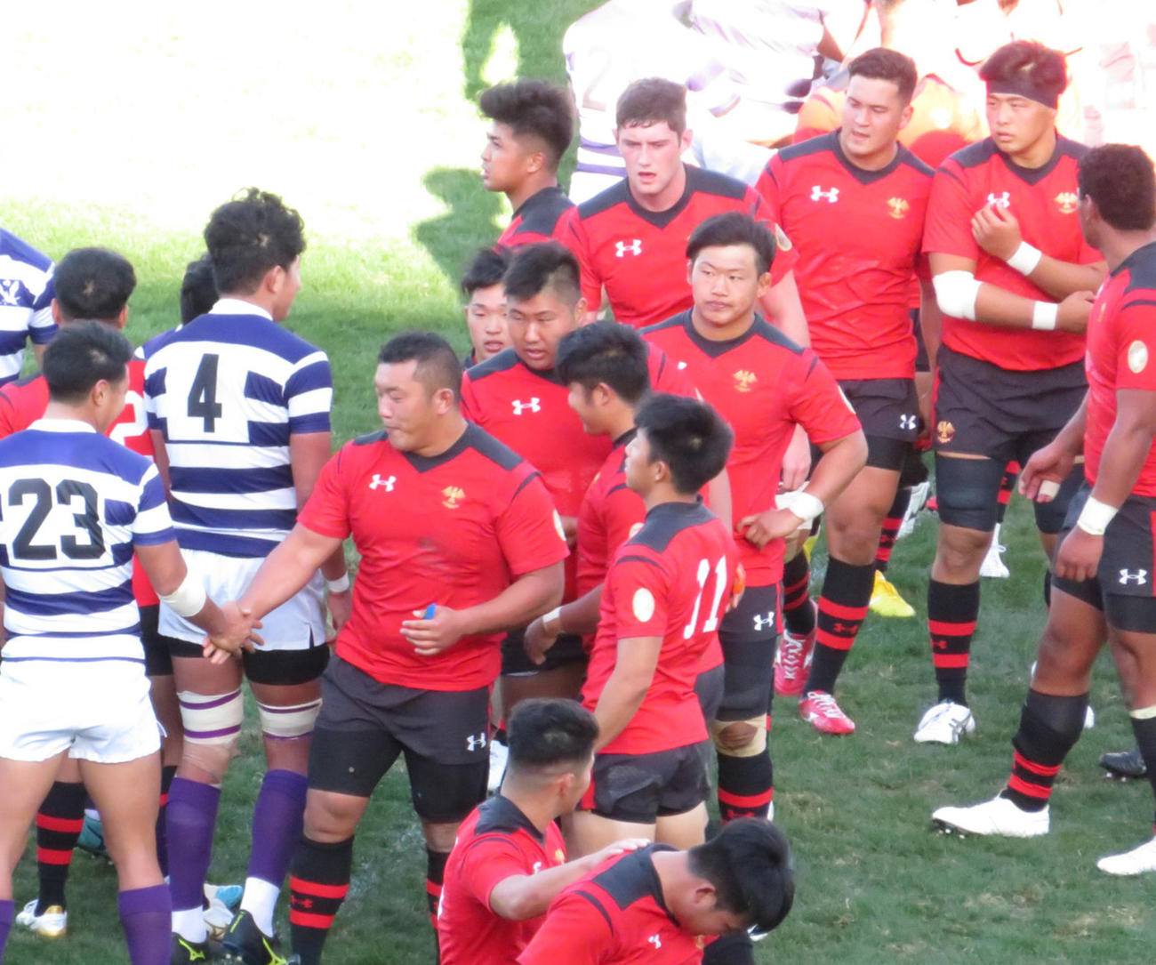 試合終了後、握手を交わす明大と帝京大の選手たち（2020年11月22日撮影）