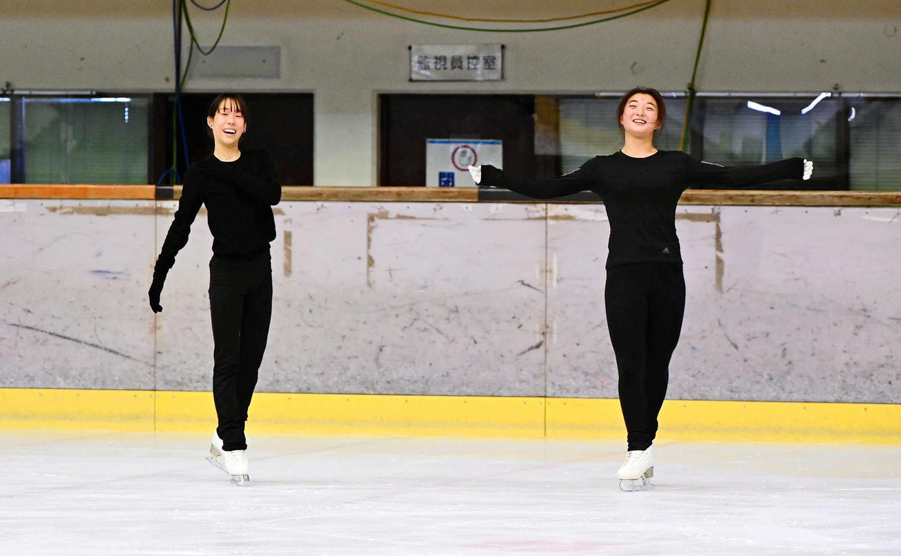 練習後、報道陣に笑顔を見せる坂本花織（右）と三原舞依（代表撮影）