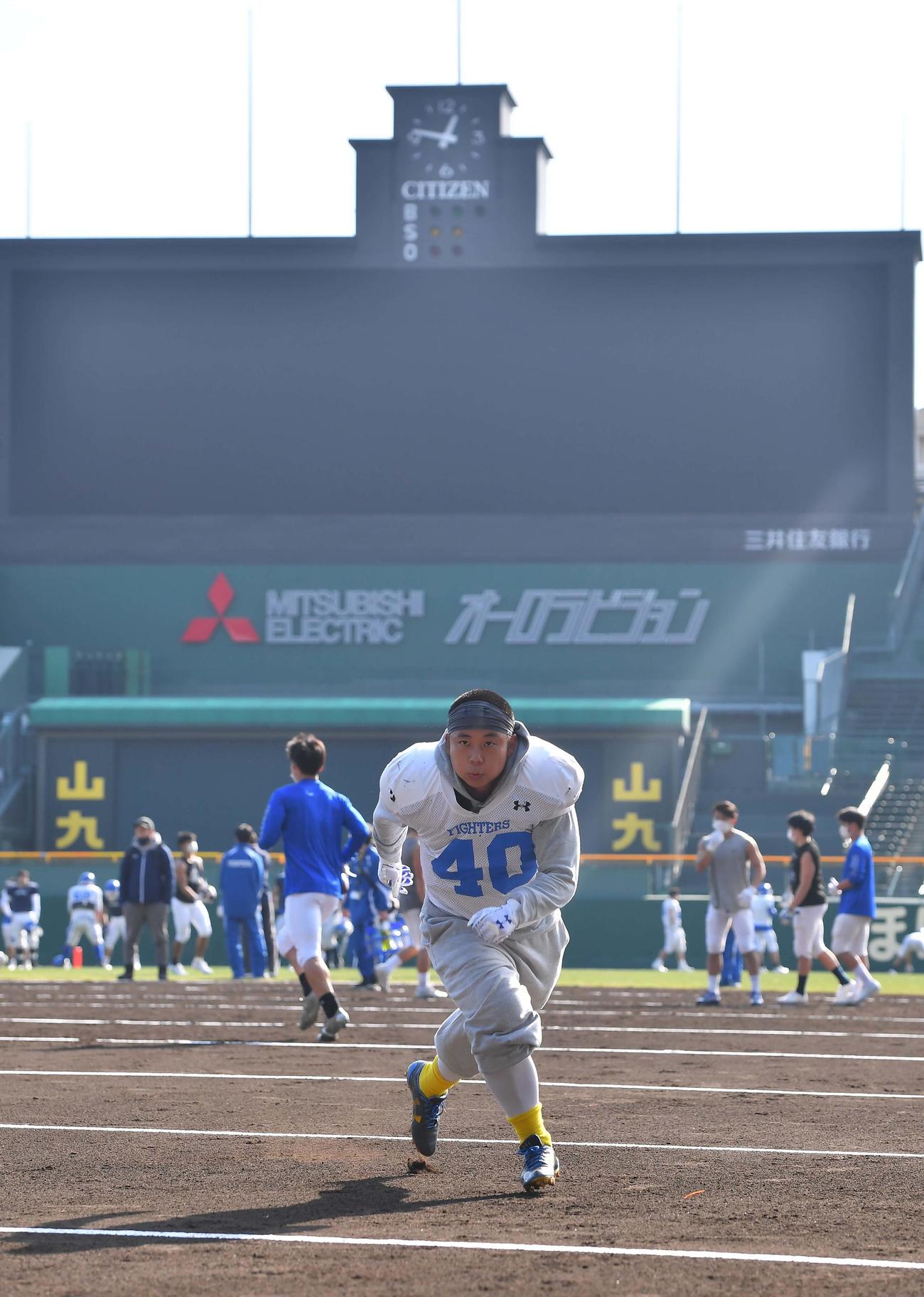 甲子園練習で汗を流す関学大LB繁治亮依副主将（撮影・上田博志）