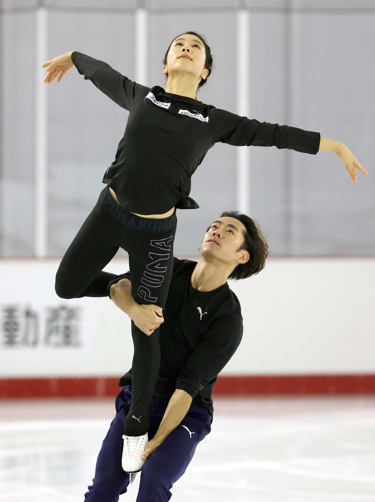 練習を公開したフィギュアスケートアイスダンスの村元、高橋組（代表撮影）