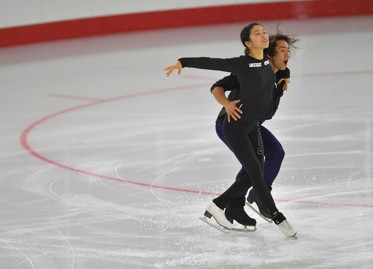 新しいスケートリンクで練習を公開した、アイスダンスの村元、高橋組（代表撮影）