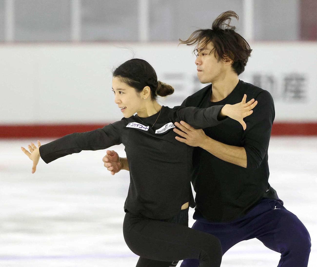 練習を公開したフィギュアスケートアイスダンスの村元、高橋組（代表撮影）