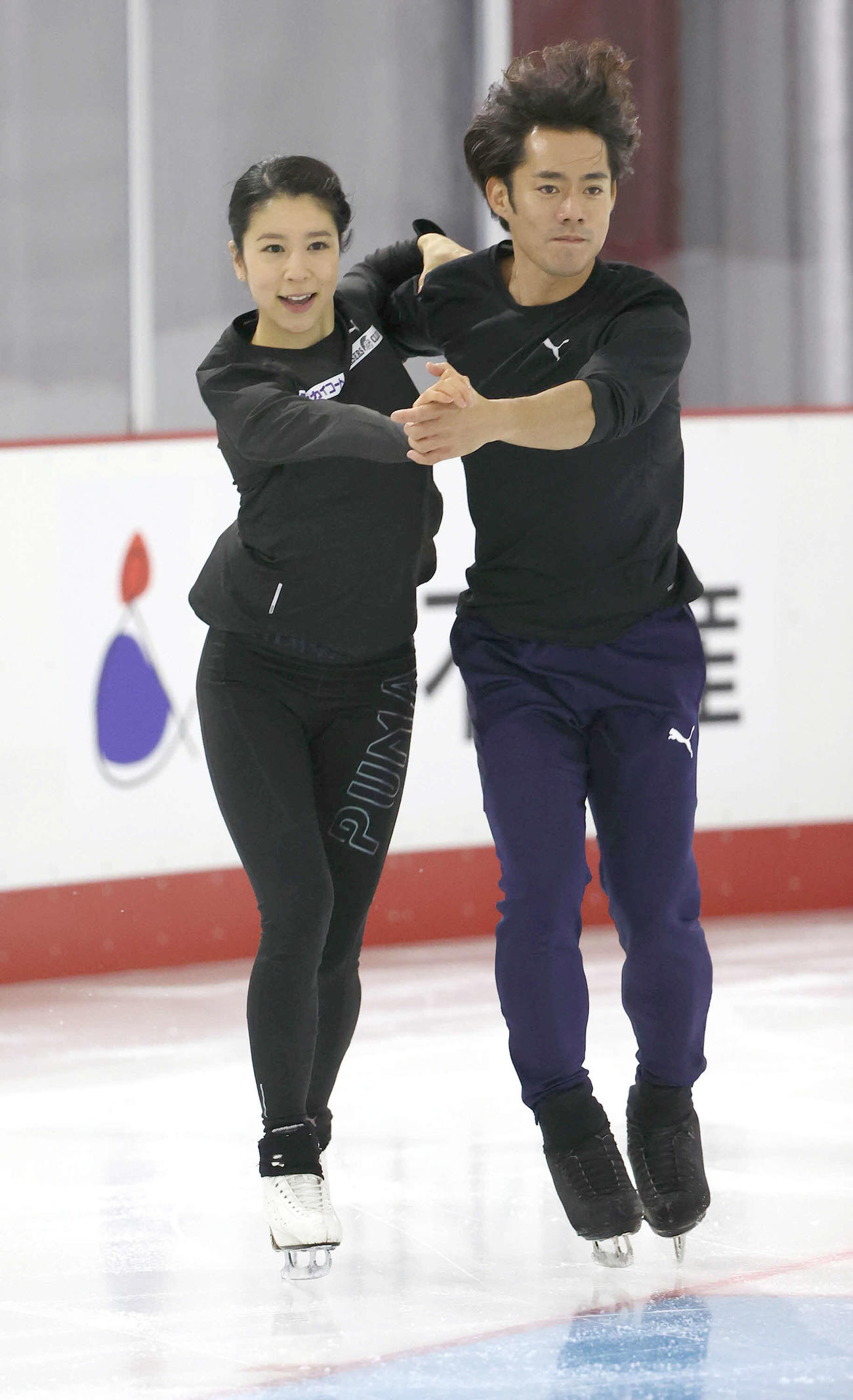 練習を公開したフィギュアスケートアイスダンスの村元、高橋組（代表撮影）