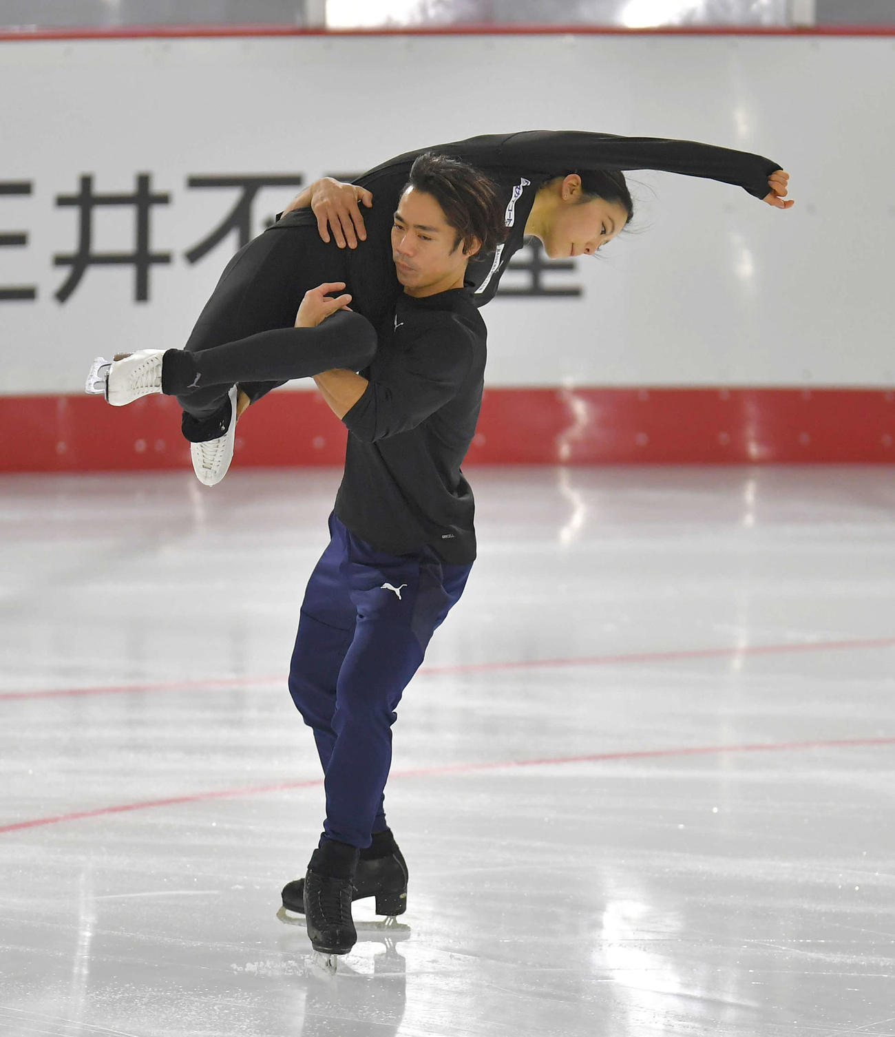 新しいスケートリンクで練習を公開した、アイスダンスの村元、高橋組（代表撮影）