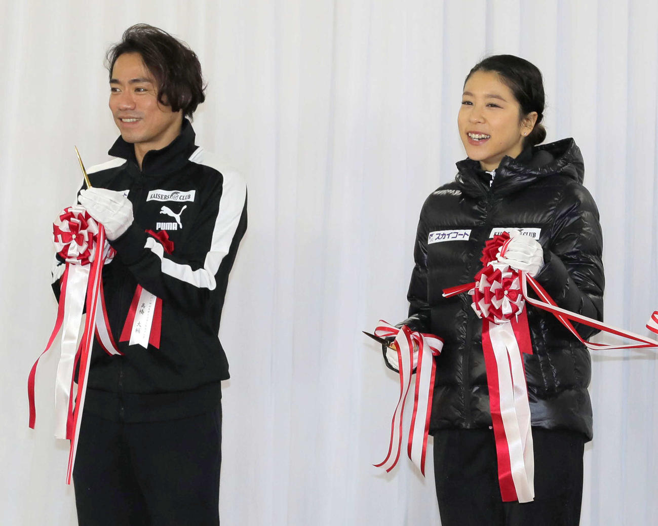 「三井不動産アイスパーク船橋」のオープン祝賀イベントでテープカットする高橋（左）と村元（代表撮影）