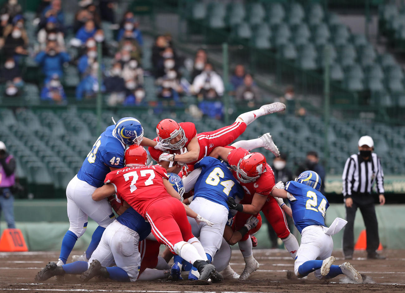 甲子園ボウル　関学大対日大　第3Q、互いにぶつかり合う両チーム（撮影・前田充）