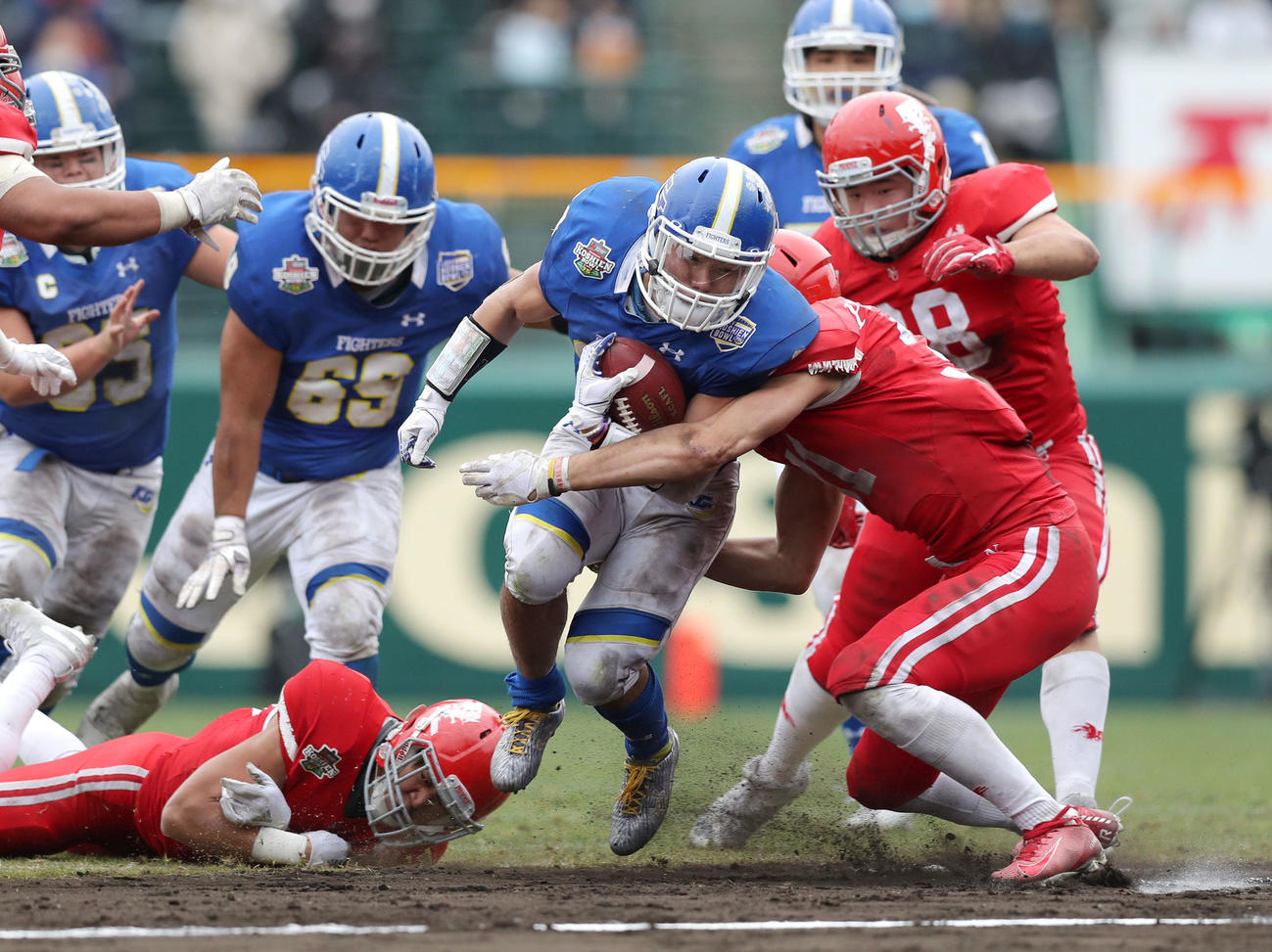 甲子園ボウル　関学大対日大　第3Q、関学大RB前田公昭（手前）相手ディフェンスをかわし突進する（撮影・前田充）