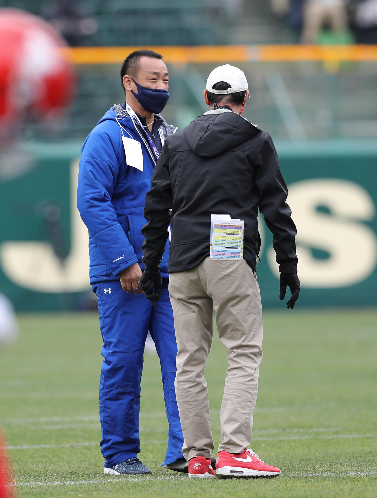 関学大対日大　試合前、握手しあいさつを交わす関学大・大村監督（左）と日大・橋詰監督（撮影・前田充）