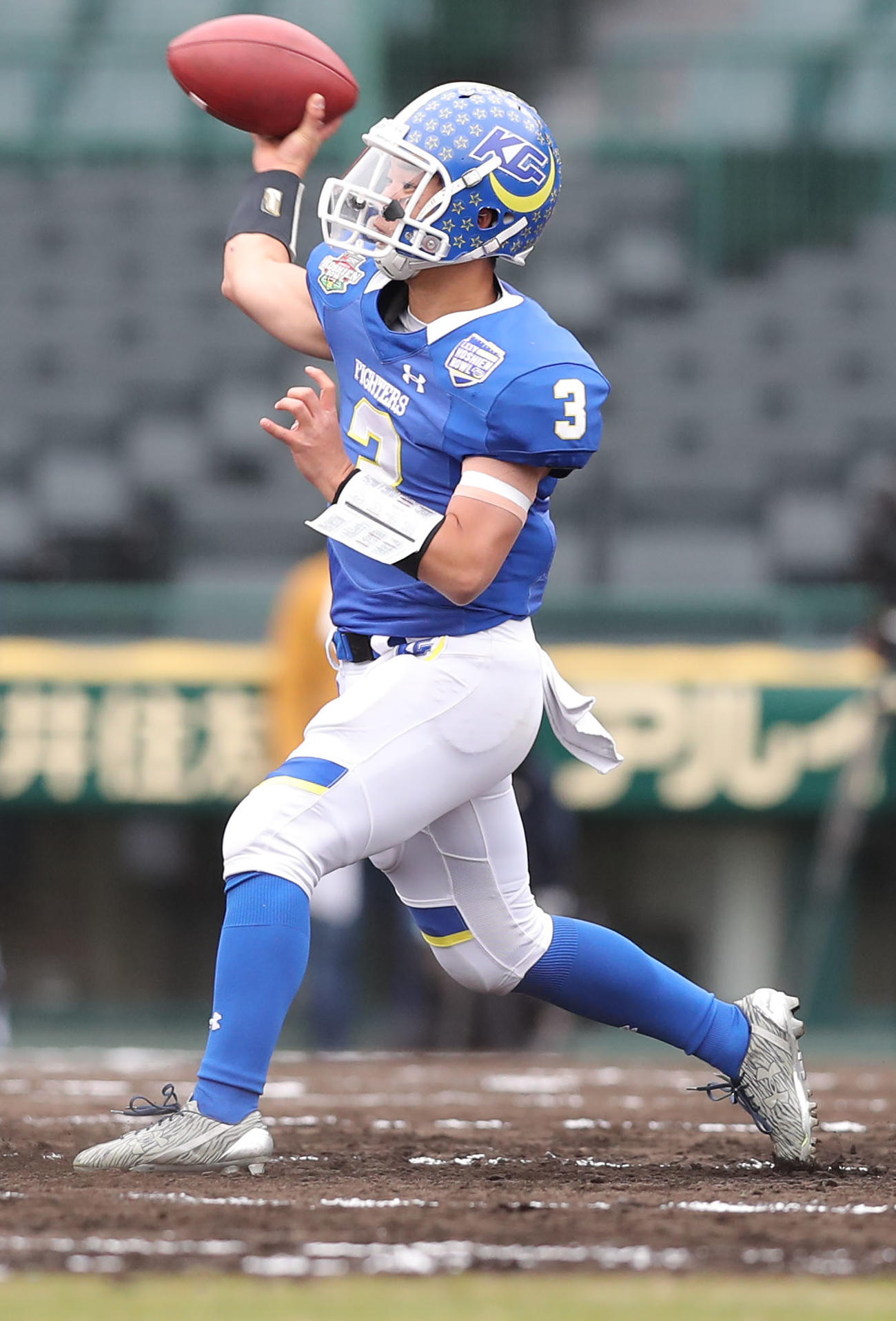 甲子園ボウル　関学大対日大　第1Q、前線にパスを出す関学大QB奥野耕世（撮影・前田充）