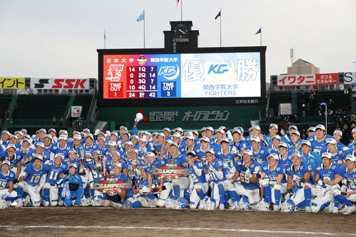 甲子園ボウル　関学大対日大　甲子園ボウルを制し歓喜する関学大の選手たち（撮影・前田充）