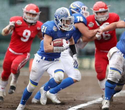 甲子園ボウル　関学大対日大　第3Q、関学大RB三宅（手前）は相手DFをかわしTDを決める（撮影・前田充）