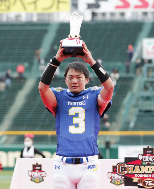 甲子園ボウル　関学大対日大　年間最優秀選手に選ばれ、トロフィーを掲げる関学大QB奥野耕世（撮影・前田充）