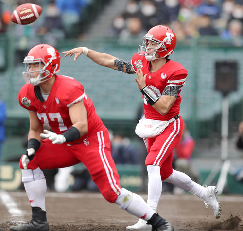 甲子園ボウル　関学大対日大　第3Q、前線にパスを出す日大QB林大希（撮影・前田充）