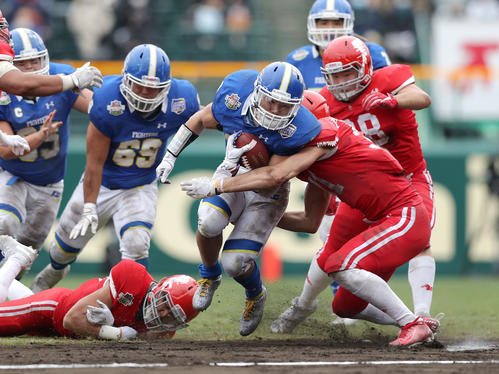 甲子園ボウル　関学大対日大　第3Q、関学大RB前田公昭（手前）相手ディフェンスをかわし突進する（撮影・前田充）
