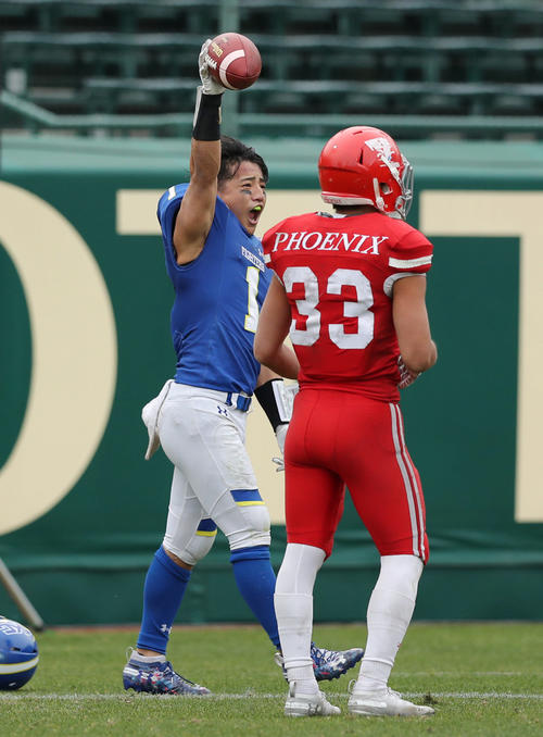 甲子園ボウル　関学大対日大　第4Q、関学大QB奥野耕世からのパスを受けTDを決めたWR糸川幹人（左）は雄たけびを上げる（撮影・前田充）