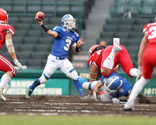 甲子園ボウル　関学大対日大　第4Q、前線にパスを出す関学大QB奥野耕世（撮影・前田充）