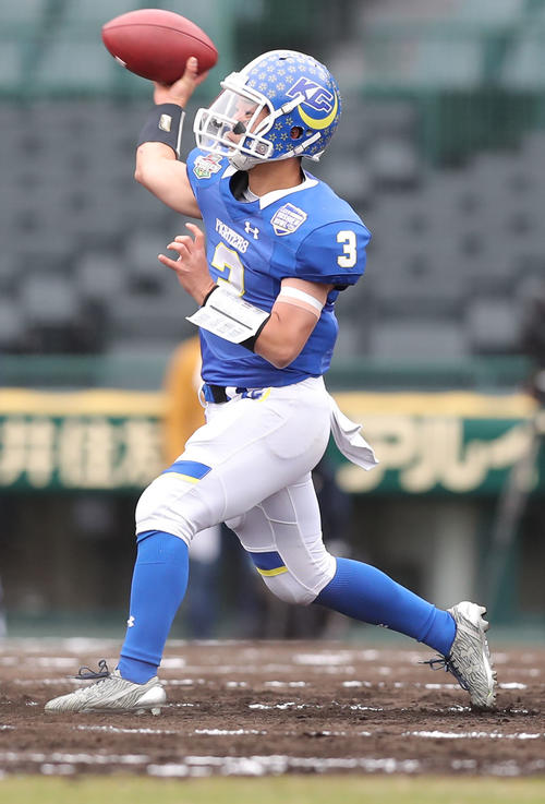 甲子園ボウル　関学大対日大　第1Q、前線にパスを出す関学大QB奥野耕世（撮影・前田充）