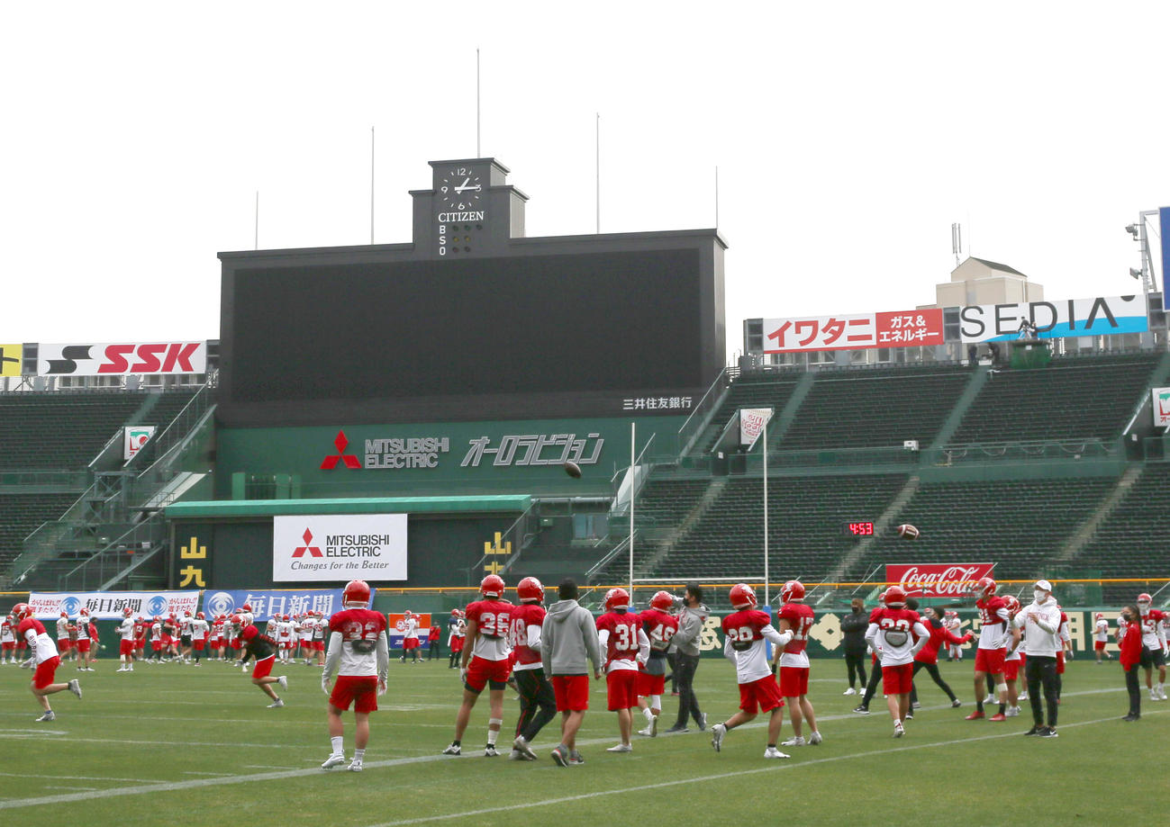 甲子園練習で汗を流す日大の選手たち（撮影・上山淳一）
