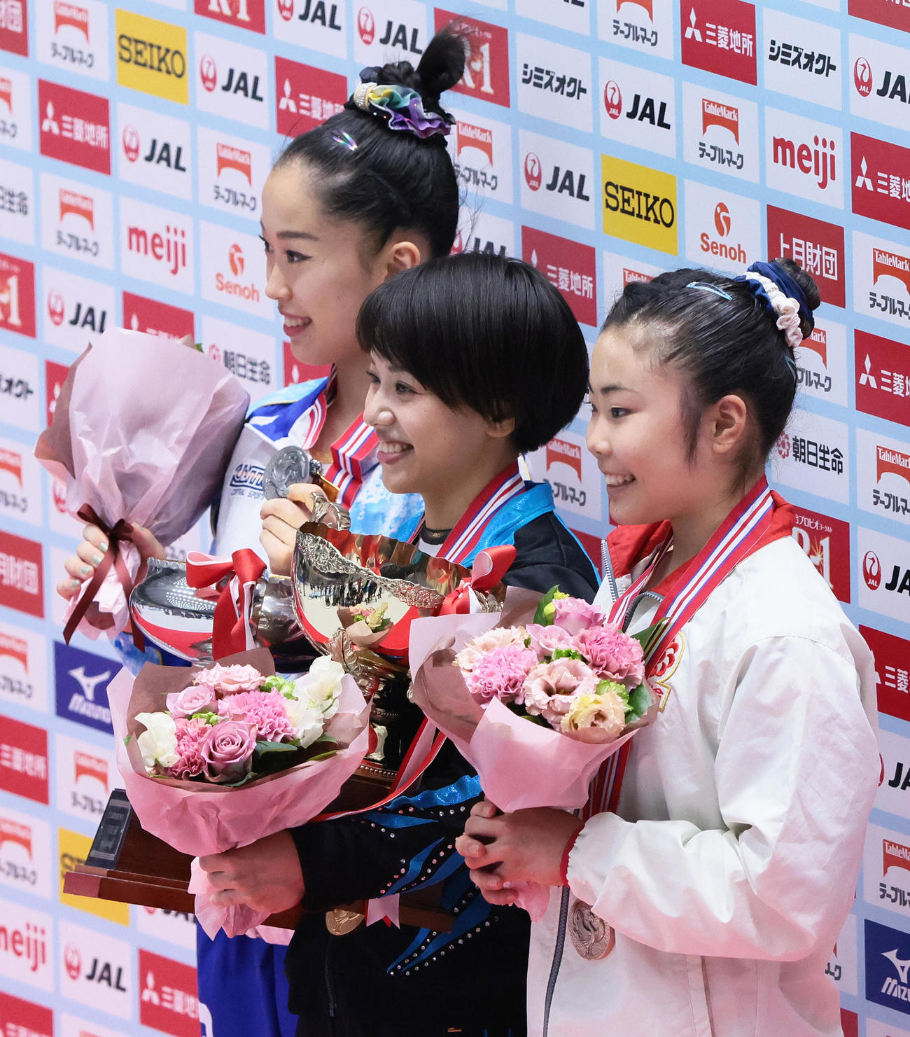 表彰台で笑顔を見せる優勝の村上（中央）。左は2位畠田瞳、右は3位相馬（撮影・足立雅史）