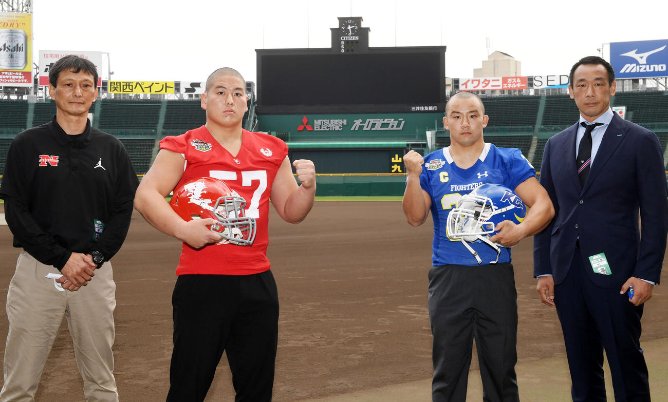 甲子園ボウルで対戦が決まり闘志を燃やす、左から日大・橋詰監督、伊東主将、関学大・鶴留主将、大村監督（2020年11月30日撮影）