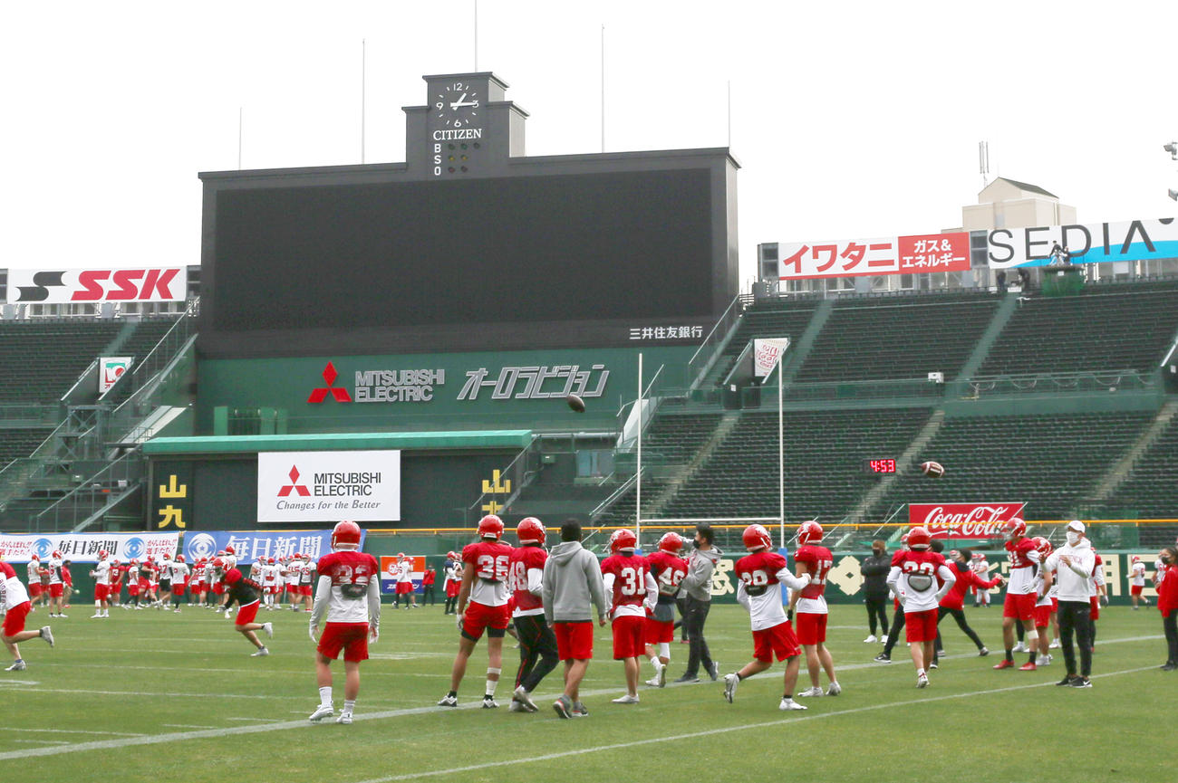 甲子園練習で汗を流す日大の選手たち（撮影・上山淳一）