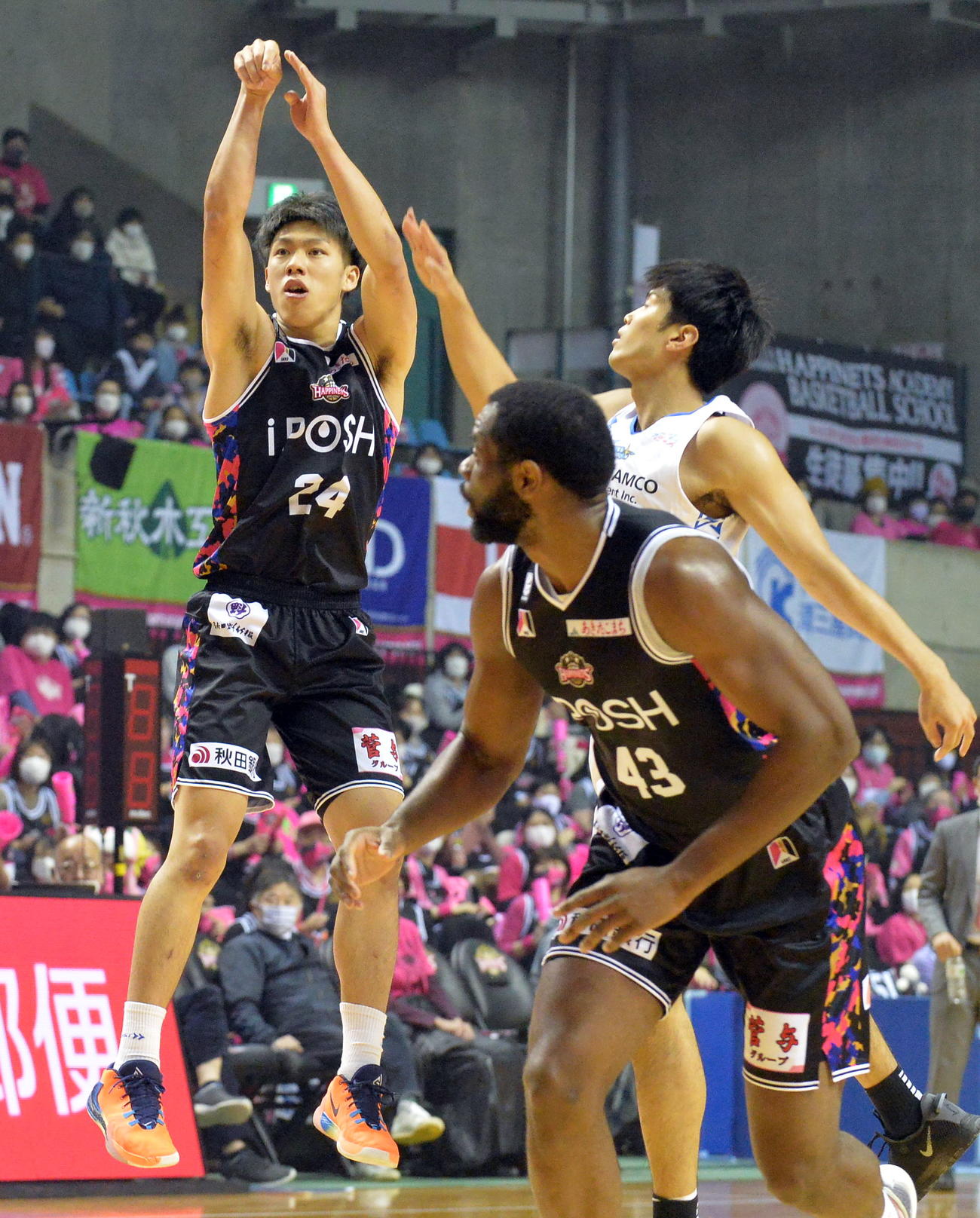 秋田対島根　第1Q　3点シュートを決める秋田の保岡（左）