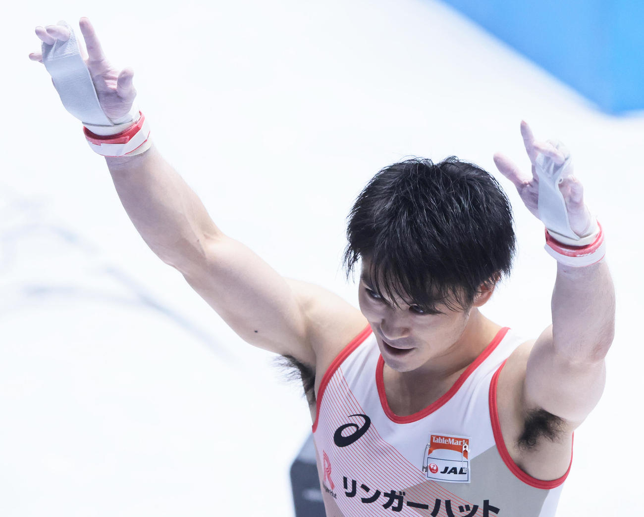 決勝の鉄棒の演技を終え笑顔を見せる内村（撮影・足立雅史）