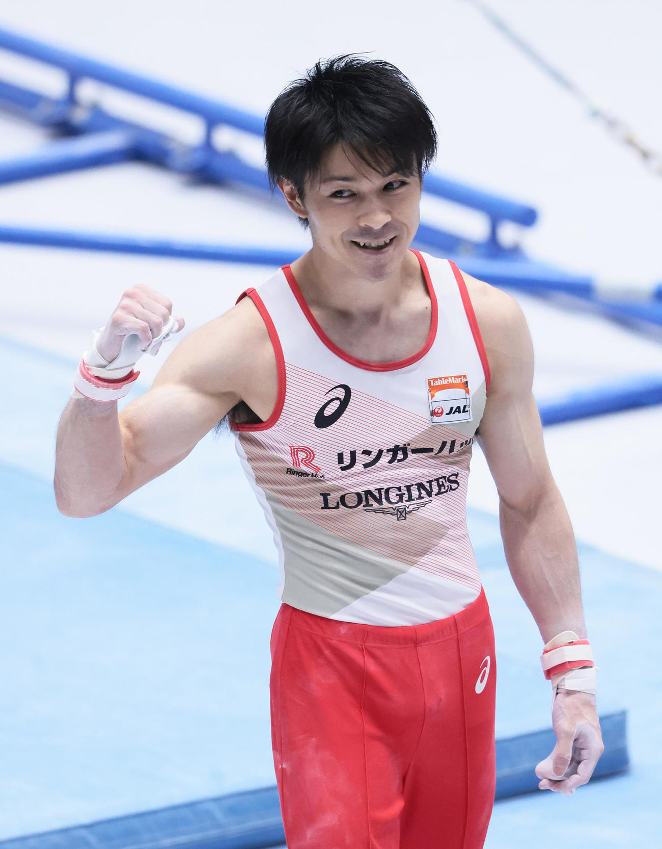 決勝の鉄棒の演技を終え笑顔を見せる内村（撮影・足立雅史）